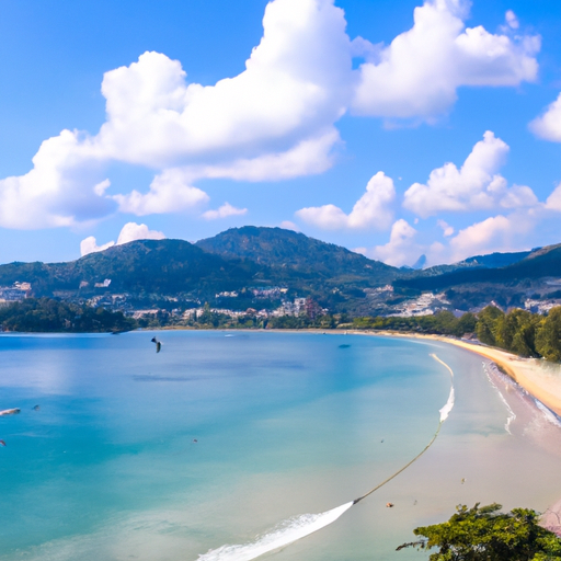 נוף פנורמי של חוף פאטונג המדהים עם המים הכחולים והצלולים והחול הזהוב.